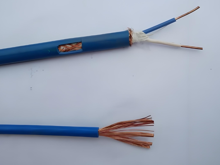 導(dǎo)體是電纜中的關(guān)鍵部件，它承載和傳輸電流.jpg